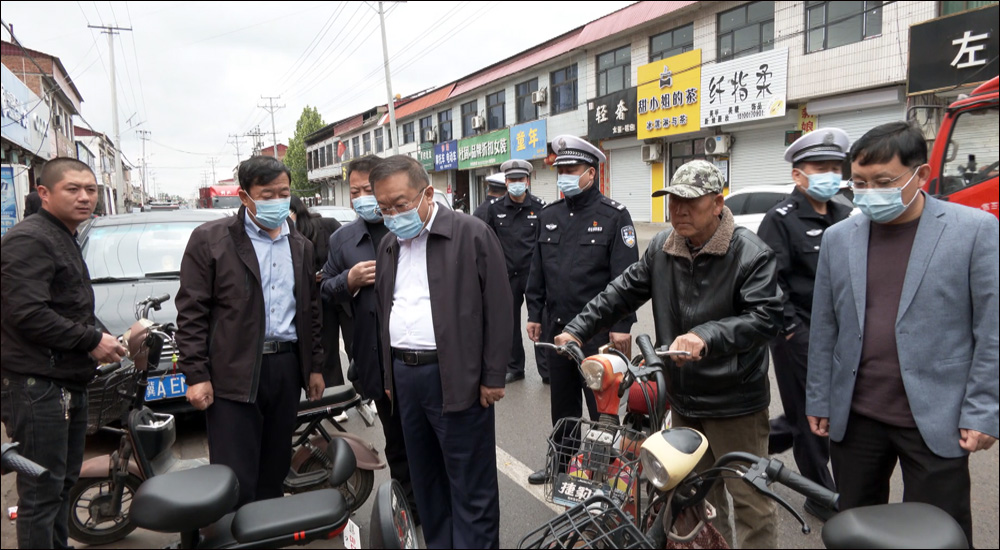 kaiyun官方注册|市人大常委会主任张君督导电动自行车登记