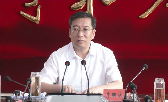 7月26日,市委书记李明政主持召开私搭乱建,违章建筑专项整治工作调度