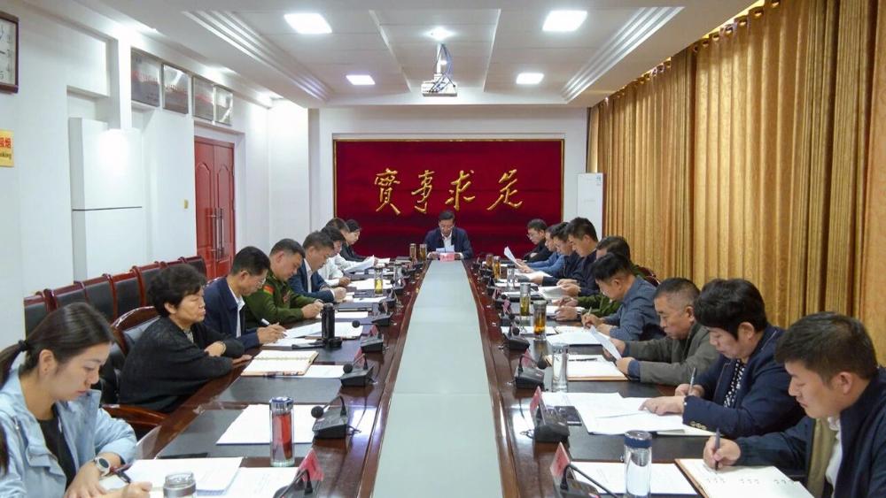 李明政主持召开市委理论学习中心组专题学习会议