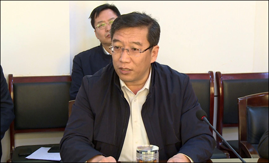 郭建亭,李明政等市领导及相关部门负责同志聆听了宣讲报告.
